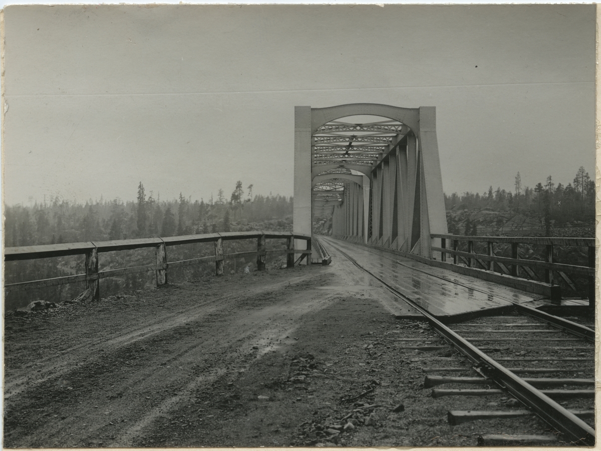 Järnvägsbron över Stora Luleälven.
"Anordning för landsvägstrafik å bron över Stora Luleälv"
188 m lång bro över Stora Lule älv.
21/11 1927  öppnades sträckan Porjus - Jokkmokk av SJ.