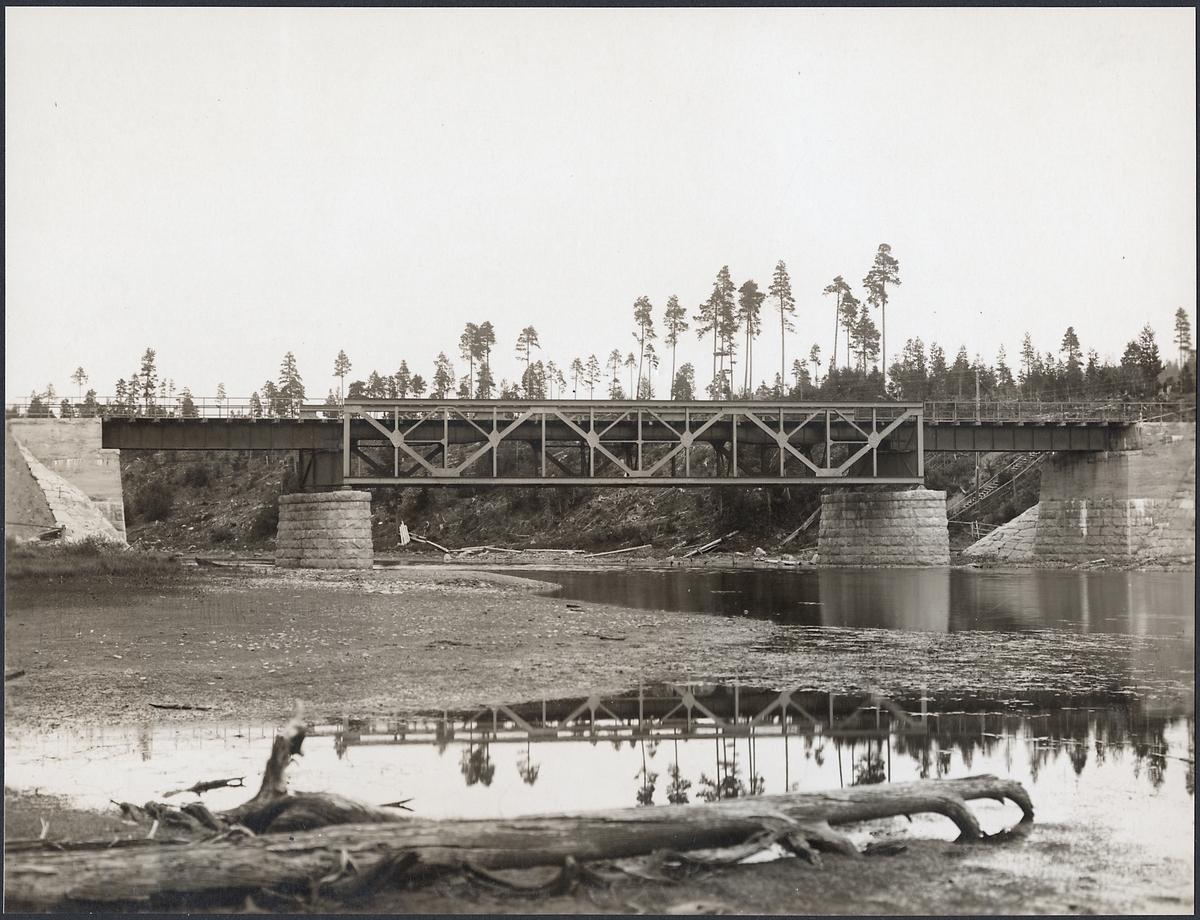 Järnvägsbro över Tåsjö älv (Tåsjöån) väster om Hoting på linjen mellan Ulriksfors och Hoting.