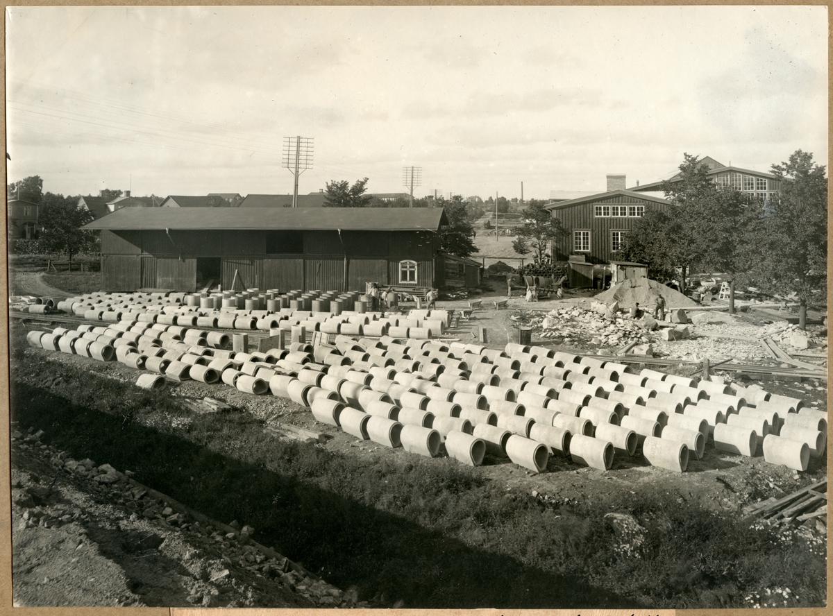 Gjutning och tillverkning av kulvertar till avloppsledningar i Hässleholm, Skåne 1917.