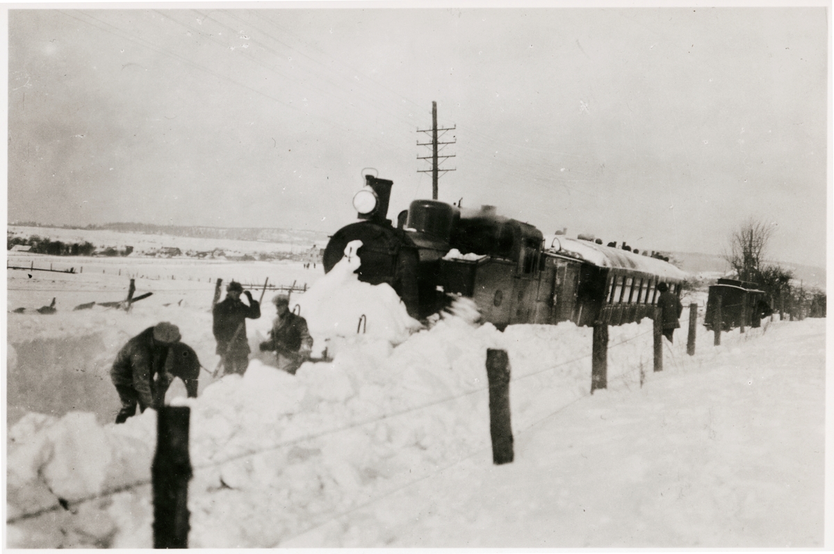 Hjo - Stenstorp Järnväg, HSJ lok 11 har kört fast i en snödriva i närheten av Stenstorp 1921.