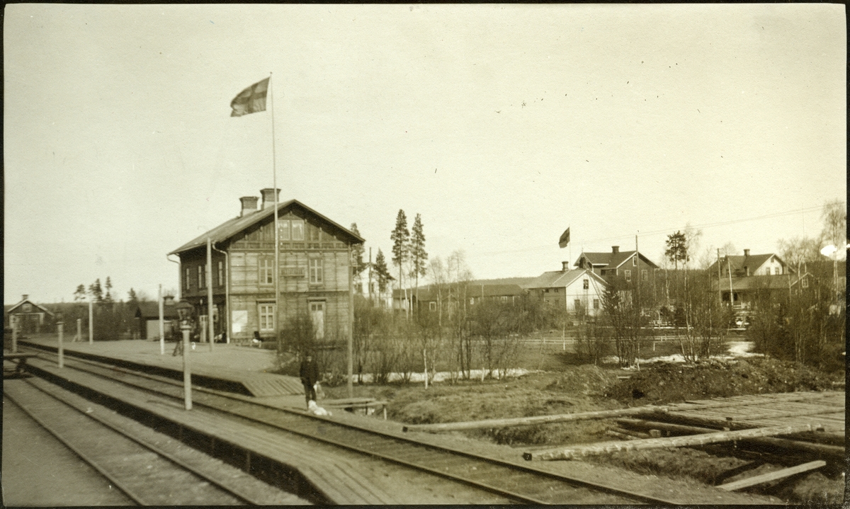 Bastuträsk station. Statens Järnvägar, SJ. Banan öppnades 1894. Det första stationshuset före ombyggnaden 1909-1912. Banan Bastuträsk - Skellefeå öppnades 1912. Elektrifierades 1997.
