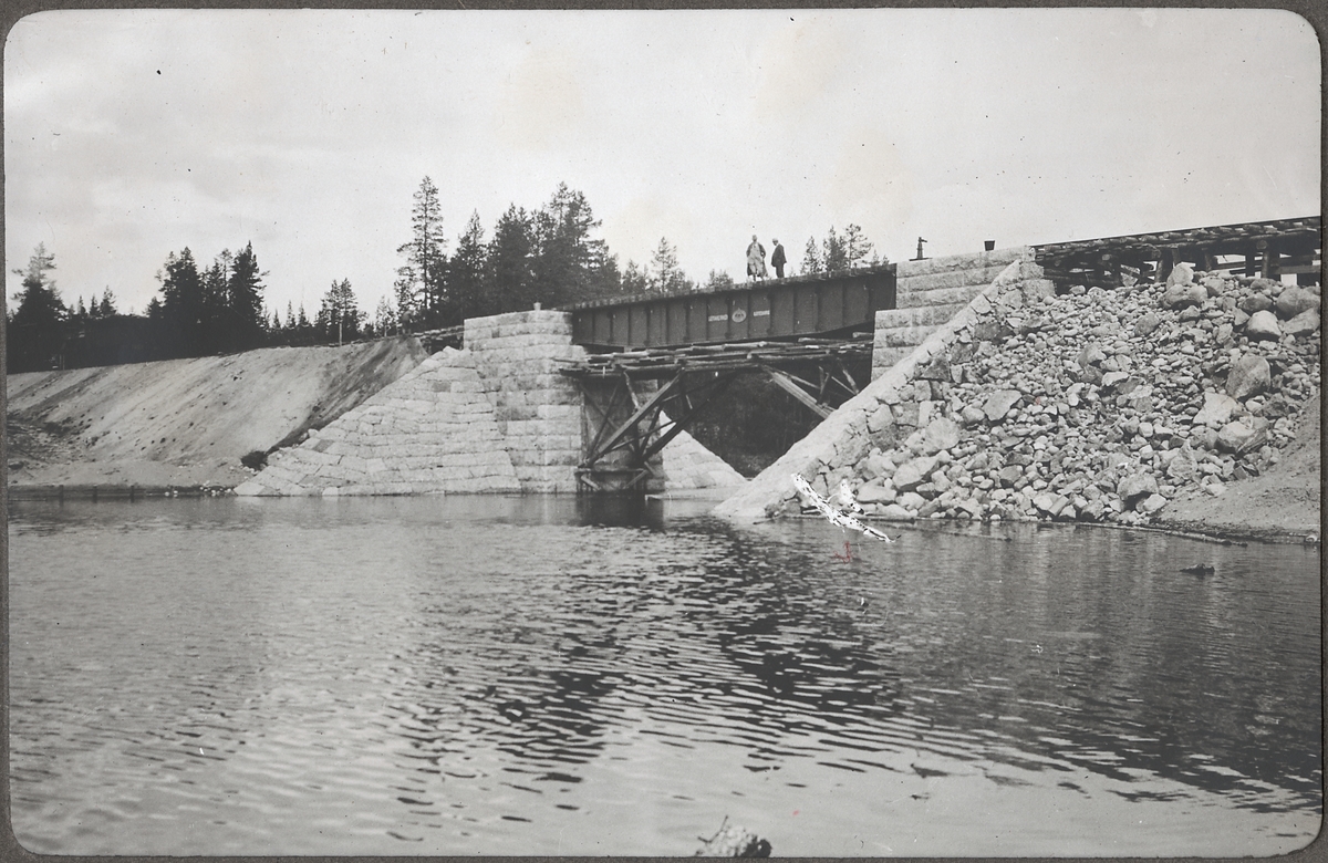 Bro över Maltån. Stenfyllning bakom landfästen juni 1923 .