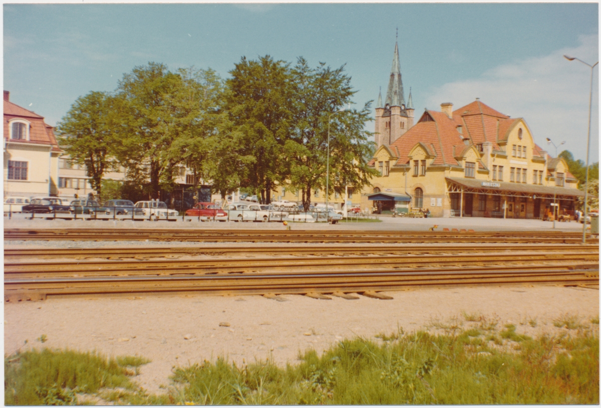 MMJ, VGJ. Stationen anlagd 1874. Nuvarande stationshus, två och en halv våning, putsat, uppfördes 1909 då samtidigt bangården utvidgades, banlinjen Mariestad - Gårdsjö kom till.
MMJ , Mariestad - Moholms Järnväg 
VGJ , Västergötland - Göteborgs Järnväg