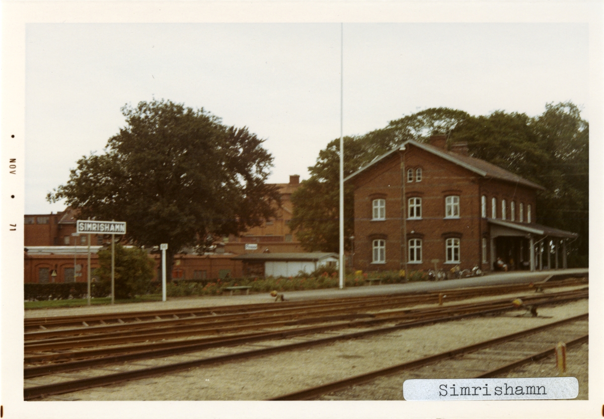Simrishamn station. Simrishamn - Tomelilla, CTJ. Stationen öppnades 1882. Stationshuset öppnades 1882 och är fortfarande i bruk. Banan elektrifierades 1996.