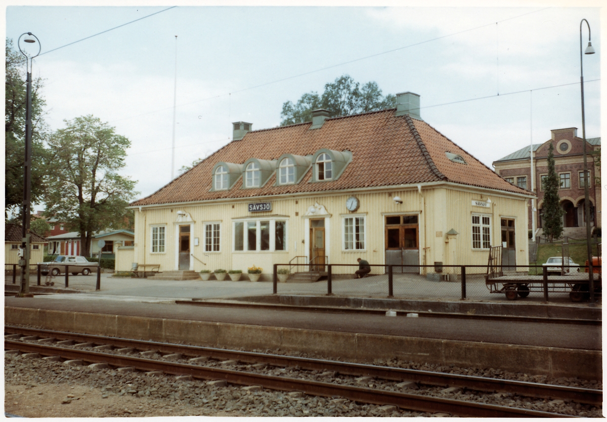 Envånings stationshus i trä, byggt 1863-64 .Stationen öppnades 1865.
Nytt stationshus i trä 1924 .