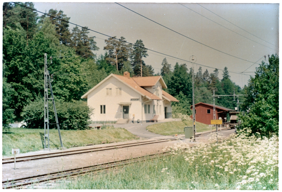 Station anlagd 1874. En- och enhalvvånings putsat stationshus.