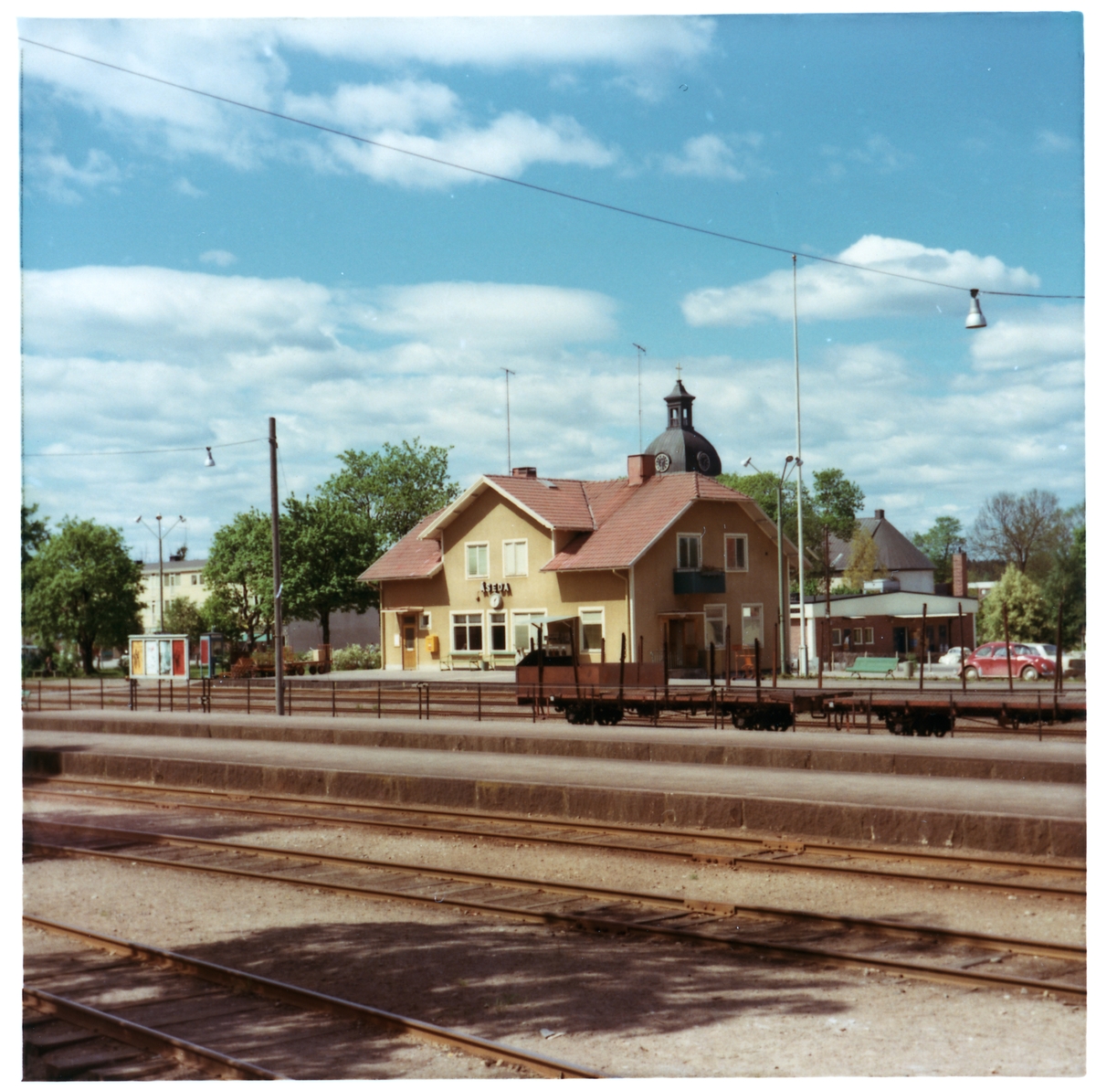 Namnet var tidigare ÅSHEDA. Station anlagd 1902 av WWJ. 1914 tillkom SäNJ. En- och enhalvvånings stationshus i trä.
WWJ , Växjö - Virserum Järnväg
SäNJ , Sävsjöström - Nässjö Järnväg