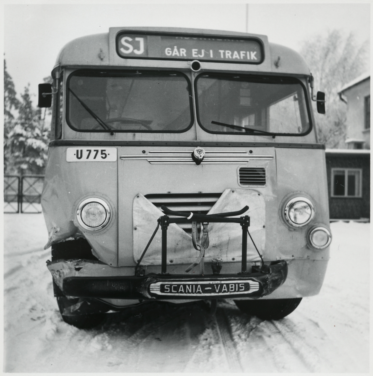 Scania-Vabis B62 buss inne för reparation vid Svenska Karosseriverkstäderna, SKV. Statens Järnvägar, SJ buss 2201.