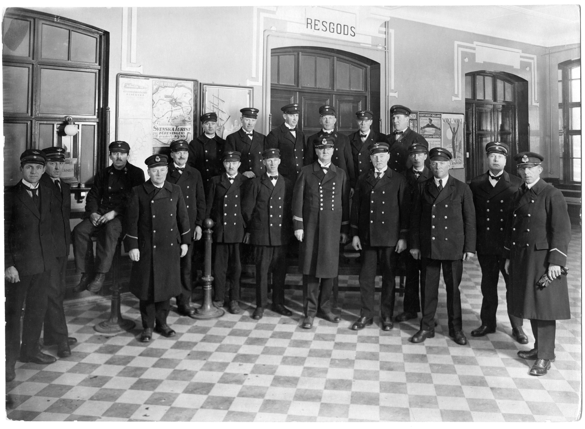 Stationsinspektor med personal i Uddevalla Järnvägsstation.
