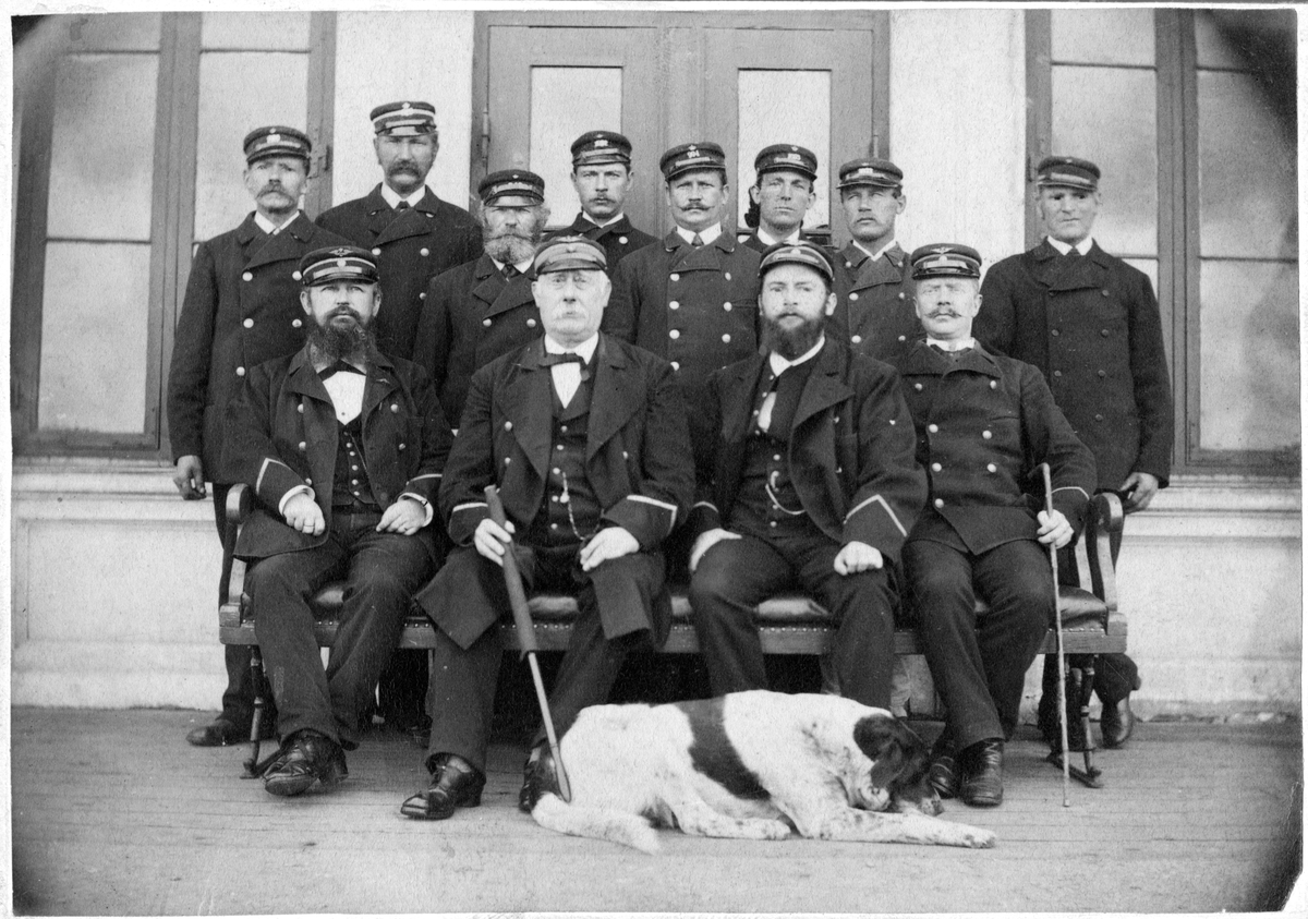 Stationsinspektor Johan Peter Lilljedahl tillsammans med personal och hund.