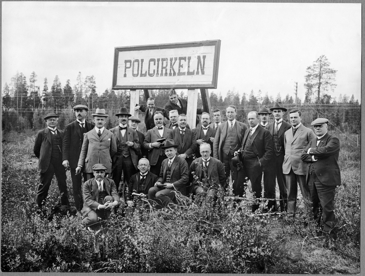 Elektrotekniska utskottet i Verein Deutscher Eisenbahnverwaltungen resa i Norrbotten år 1923, här vid Geografiska Polcirkeln.