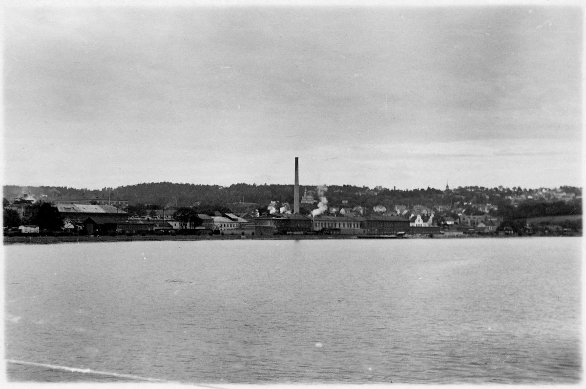 Vy över Jönköping där Svenska Tändsticksfabrikens skorsten ses i mittten av bilden.
