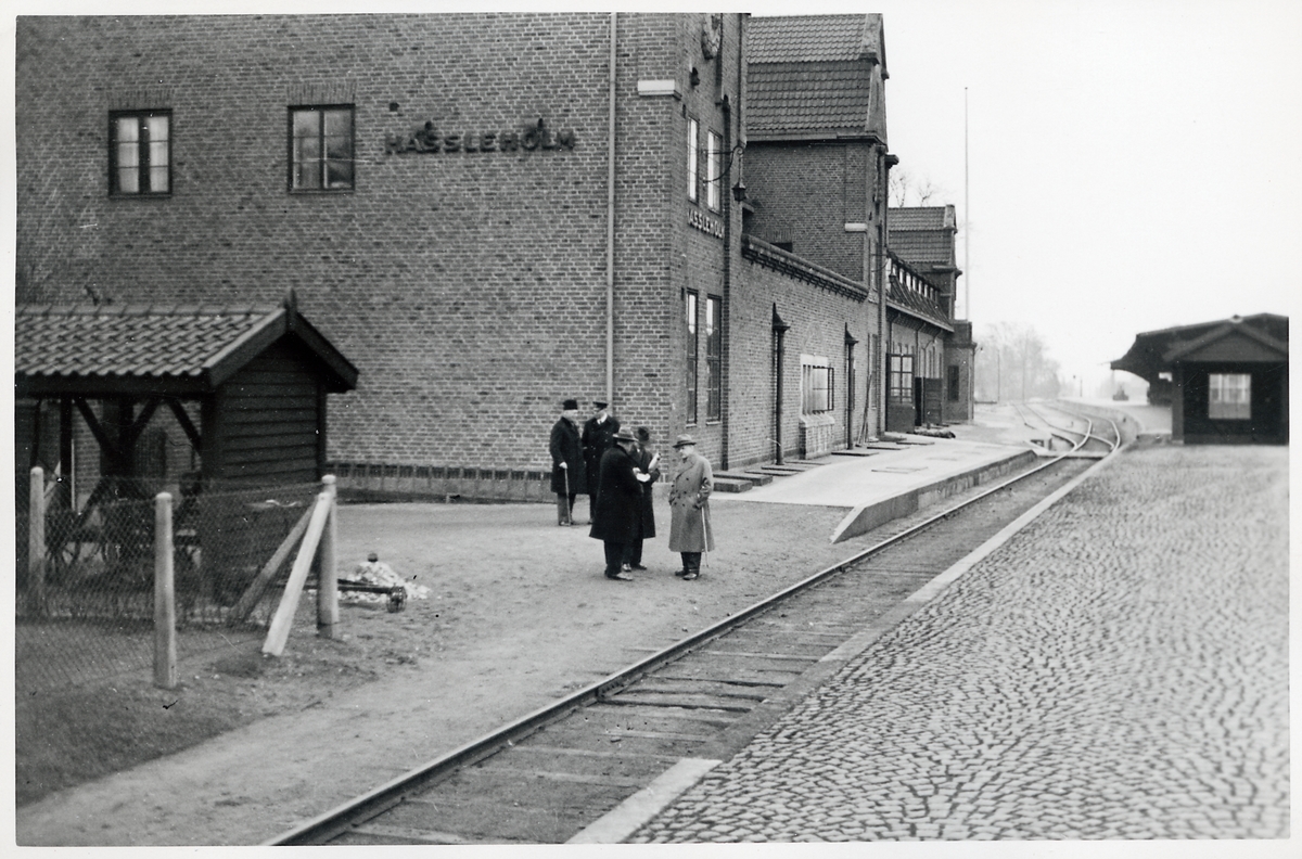 Järnvägstjänstemän på inspektionsresa vid Hässleholm station.