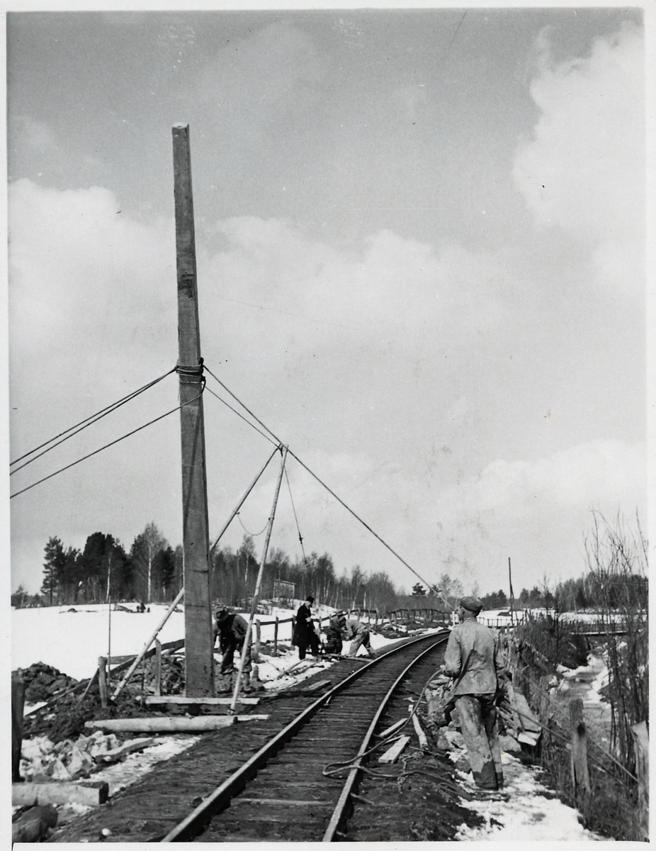 Elektrifieringsarbete på linjen mellan Vretstorp och Laxå.