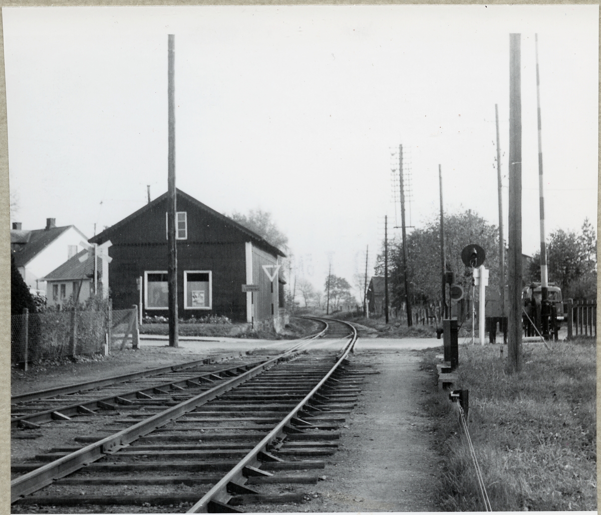 Järnvägsövergång vid Löberöd station.