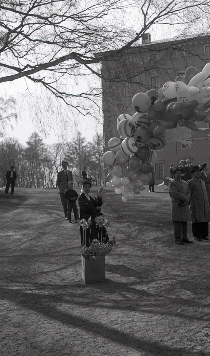 Försäljare av ballonger vid demonstration mot kärnvapen, Slottsparken, Uppsala 1962