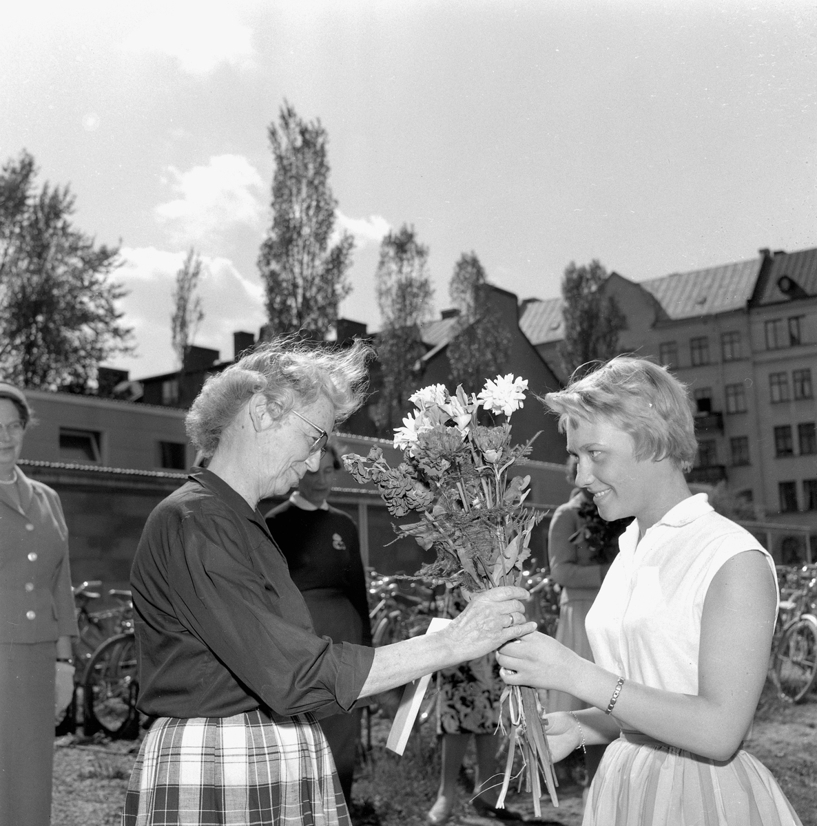 Greta Adrian hyllad.
5 juni 1958.