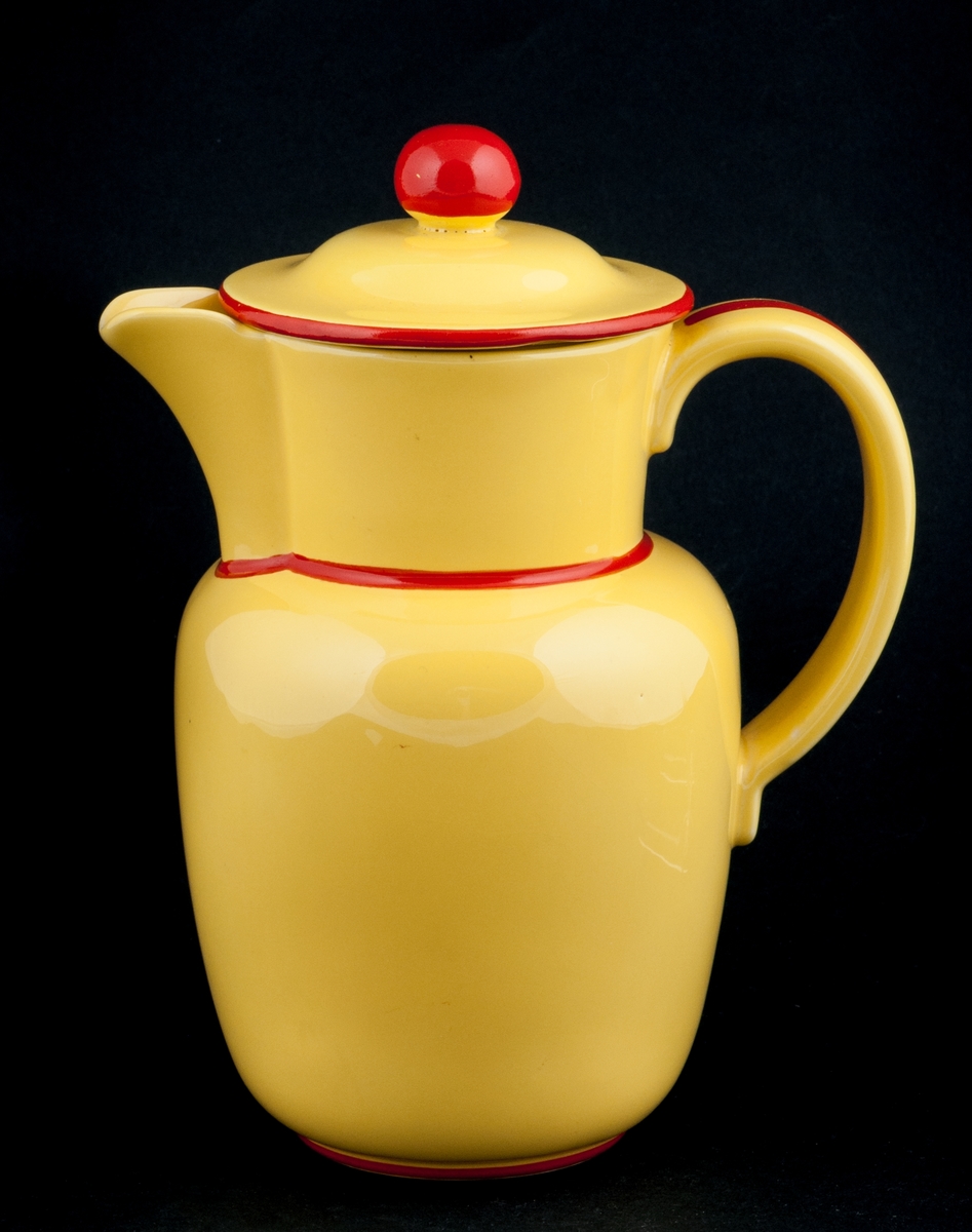 Varmvattenkanna med lock, modell B,  dekor "Luna", tillverkad av Gefle Porslinsfabrik. Rött band på gul glasyr.