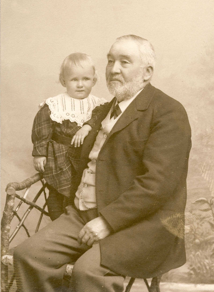 Rasmus Galberg Esbensen med barnebarnet Aage på fanget. Ca 1901.