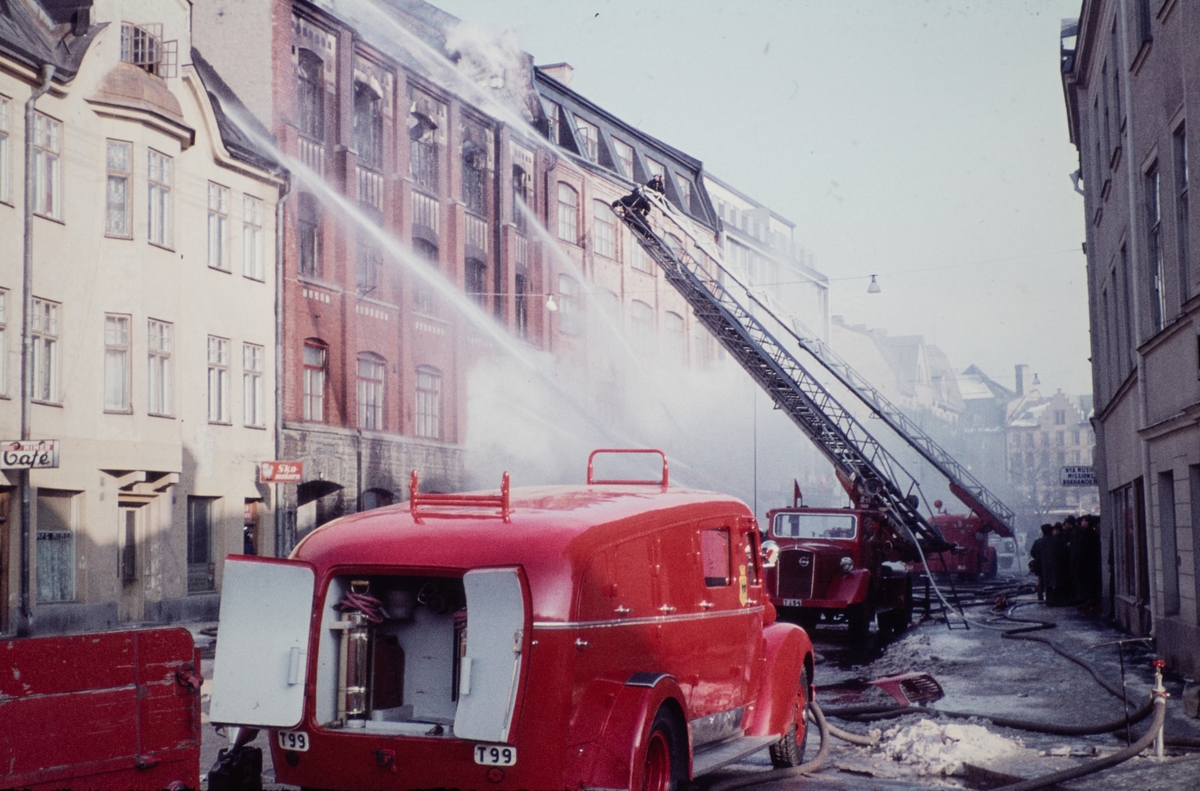 Brand på Ringgatan. Branden drabbade Skofabriken Almkvist och Johansson i mars 1962