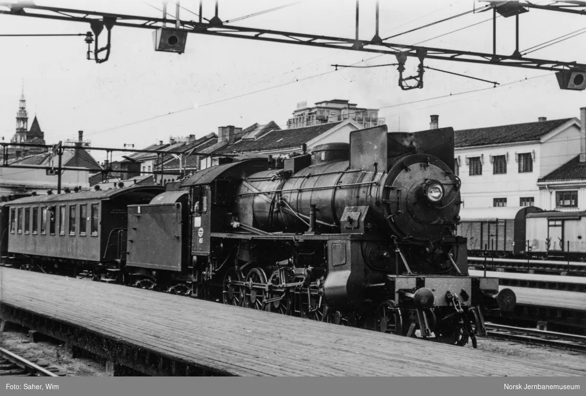 Damplokomotiv type 31b nr. 417 med persontog på Oslo Østbanestasjon.