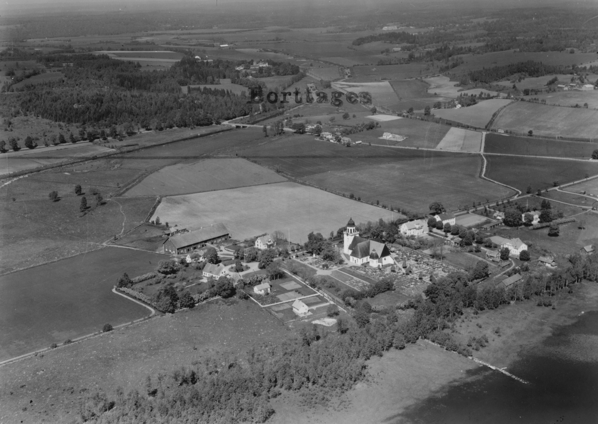 Flygfoto över Säby och Säby kyrka i Tranås kommun. Nr L 848 ...