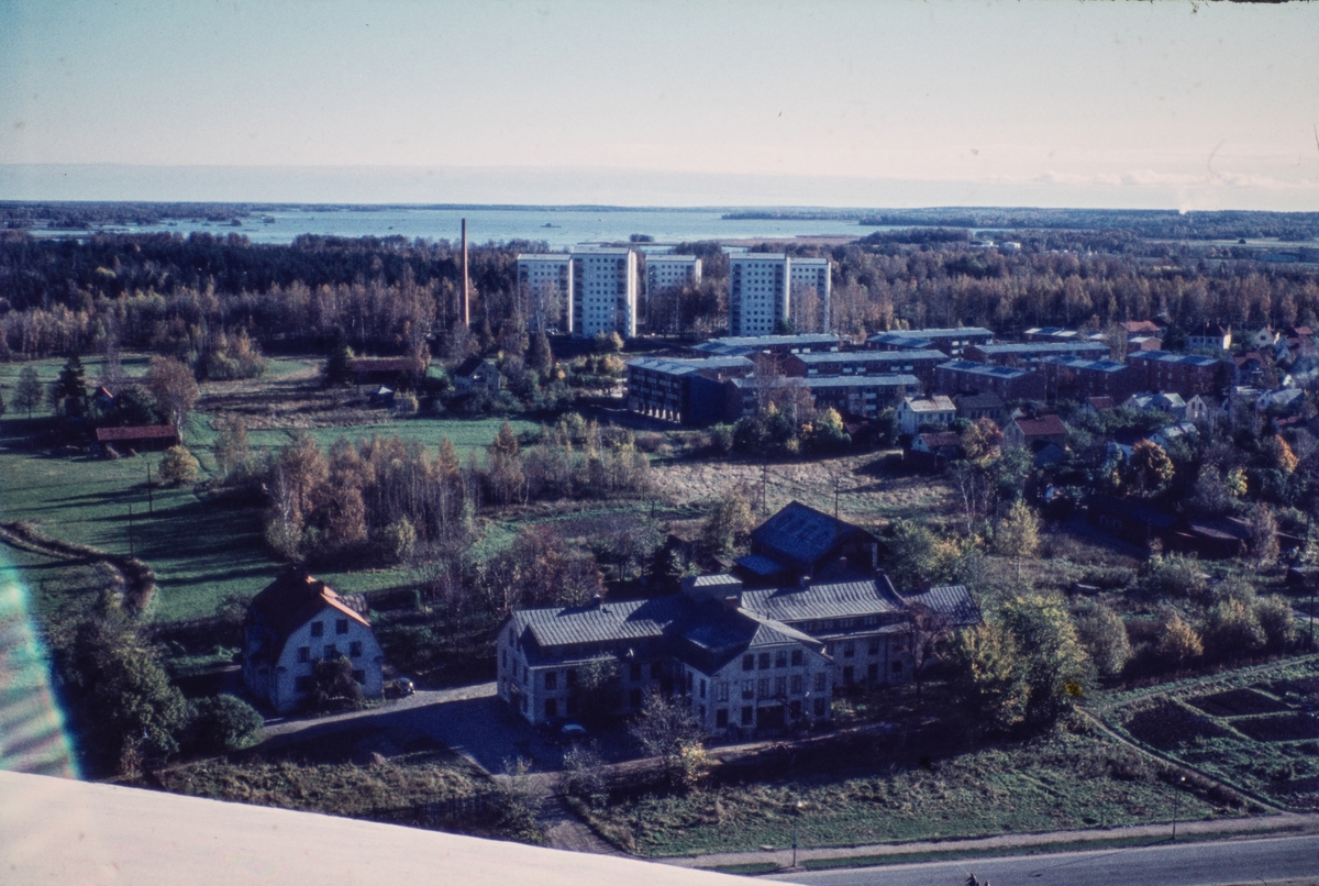 Utsikt från vattentornet Svampen. Nedanför syns Örebro fajansfabrik som lades ner 1928. Även Ansomia och Alms skofabrik har funnits i byggnaderna. De vita högusen på Majorsgatan som syns i bakgrunden byggdes 1957-1958.