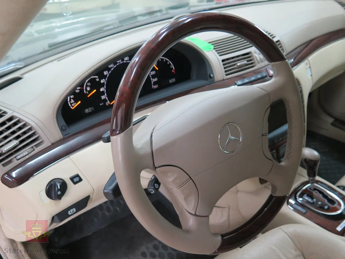 Mercedes-Benz S 600L. 4-dørs karosseri, svart lakk. Hvitt interiør. Bilen har en vannavkjølt, bensindrevet 12-sylindret V-motor (V 12) med turbo. Motoren har et sylindervolum på 5513 kubikkcentimeter. Motorytelse/effekt 500 hk/368 kW. Antall sitteplasser er 4. Dekk foran og bak skal standard være 235-700R450AC P.