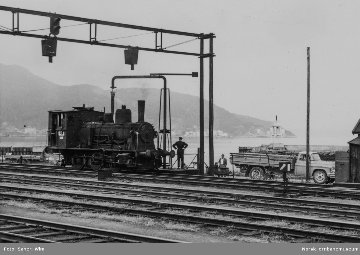 Damplokomotiv type 25e nr. 485 ved vannstenderen på Trondheim stasjon.
