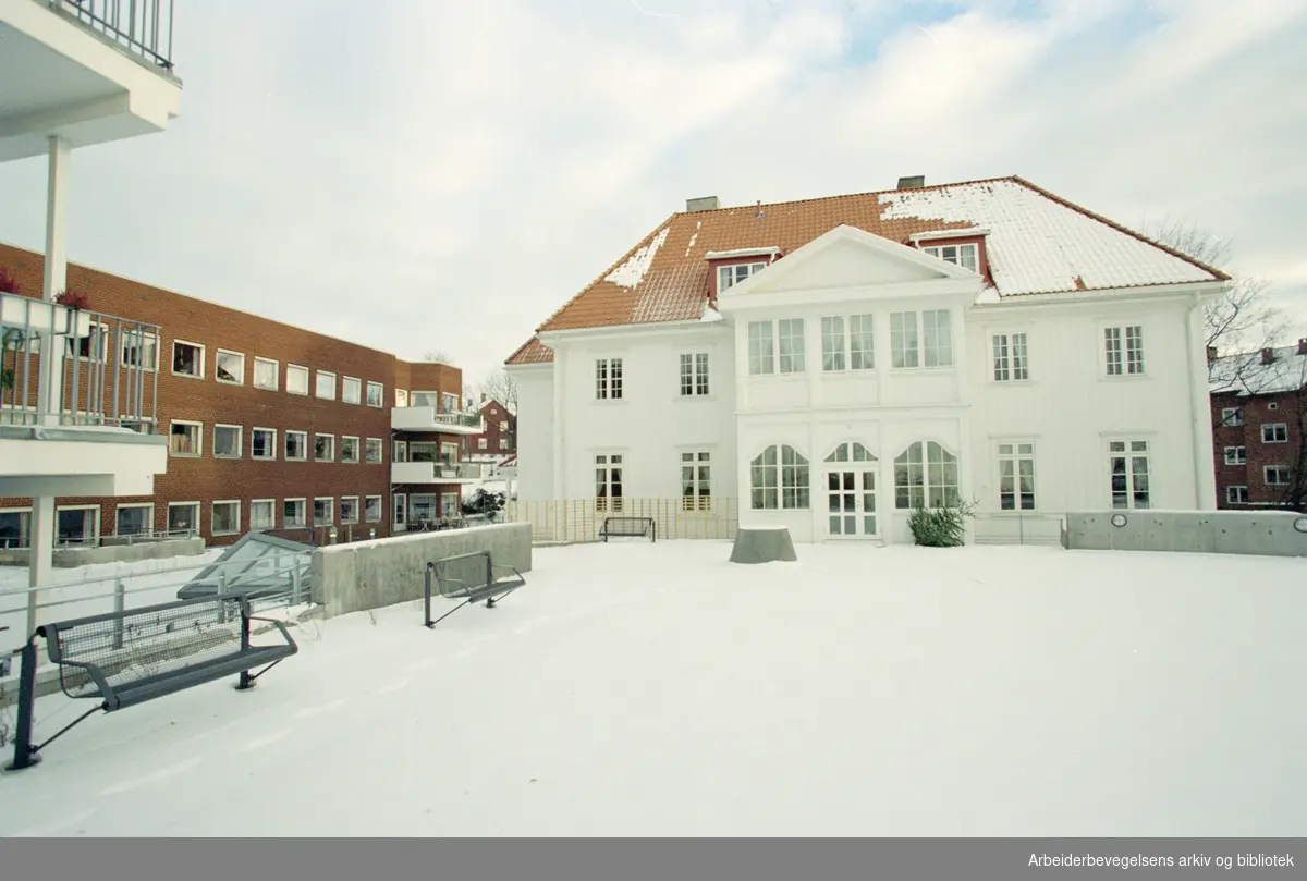 Ensjø. Til venstre, Ensjøhjemmet. Ensjøsenteret bo- og servicesenter har adresse Malerhaugveien 10 B. Bygningen er fra 1700-tallet. 10. januar 1997