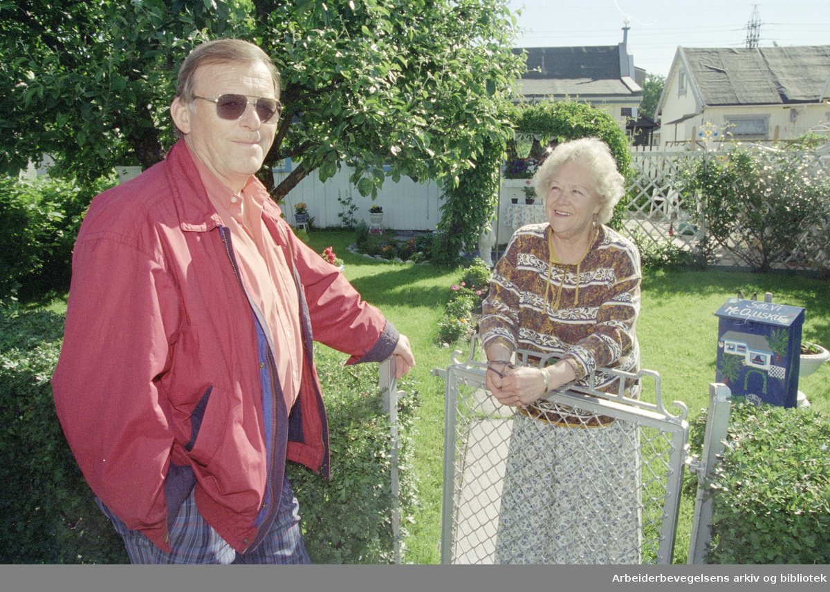 Etterstad kolonihage. Sølvi Mc. Cluskie og Sigmund Holme ønsker velkommen til åpen dag. 23. juni 1995