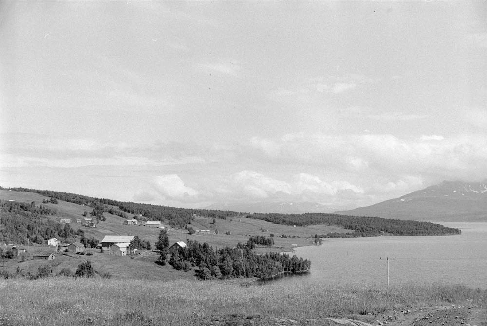 Åkervika, Hattfjelldal kommune. Bildet er tatt mot nordøst.