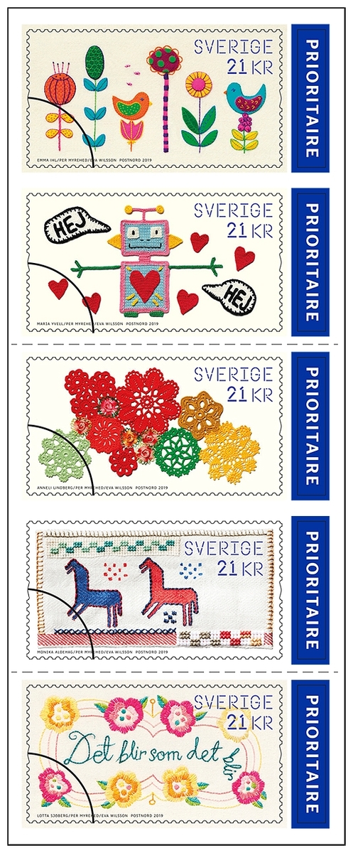 Frimärken i häfte med fem självhäftande frimärken med fem olika motiv av nutida textil skaparkraft. Valör 21 kr.