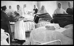 Sykesøstre rer senger i en sykestue under 1. verdenskrig.