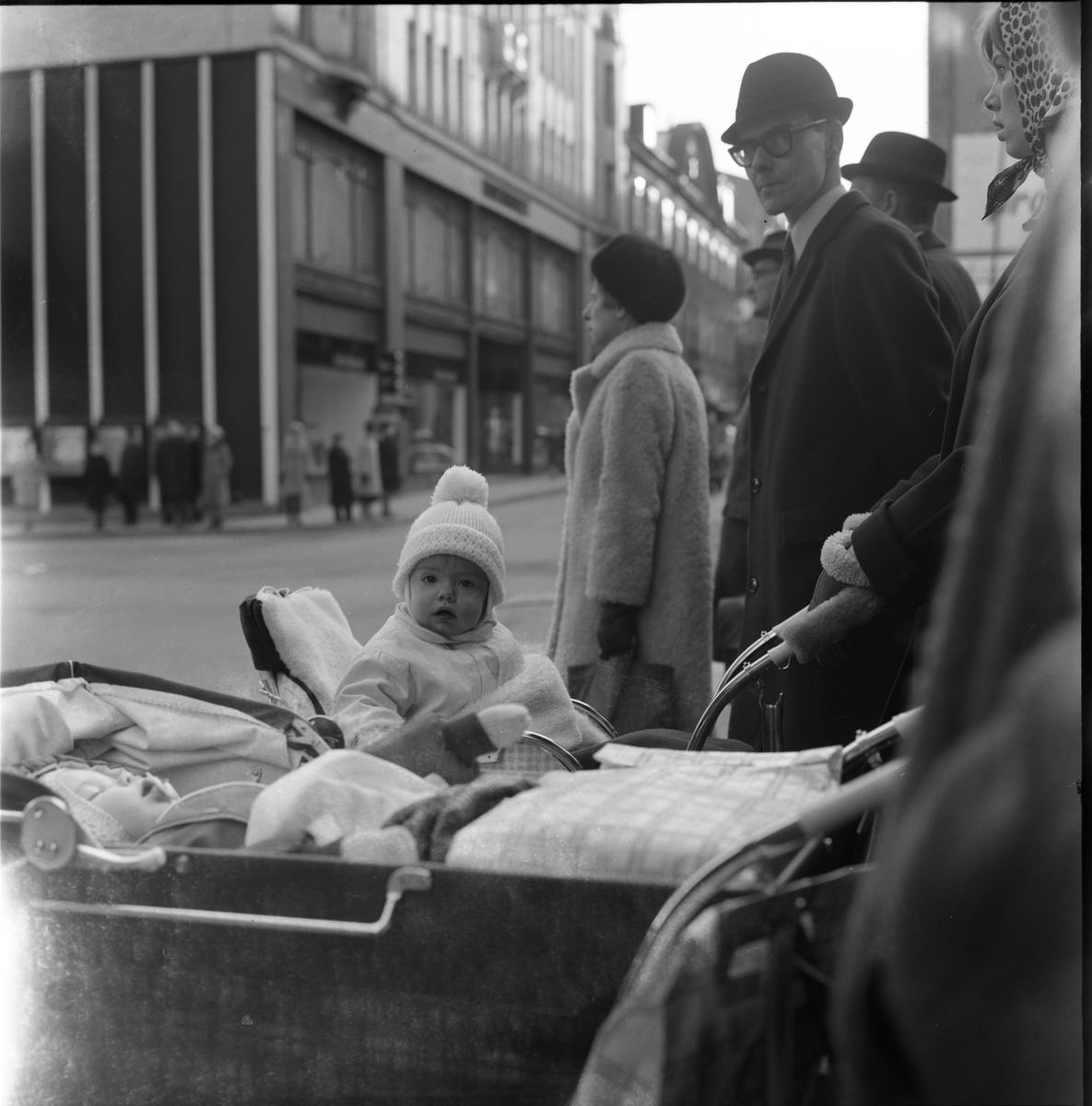 Väntande vid övergångsställe i stan, 1961