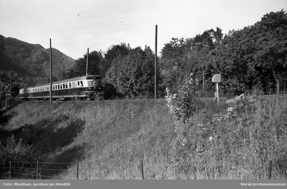 Motorvognsett type 8 (senere type 88) med Bergensekspressen fra Bergen til Oslo Ø, kjører inn på Fjøsanger stasjon.