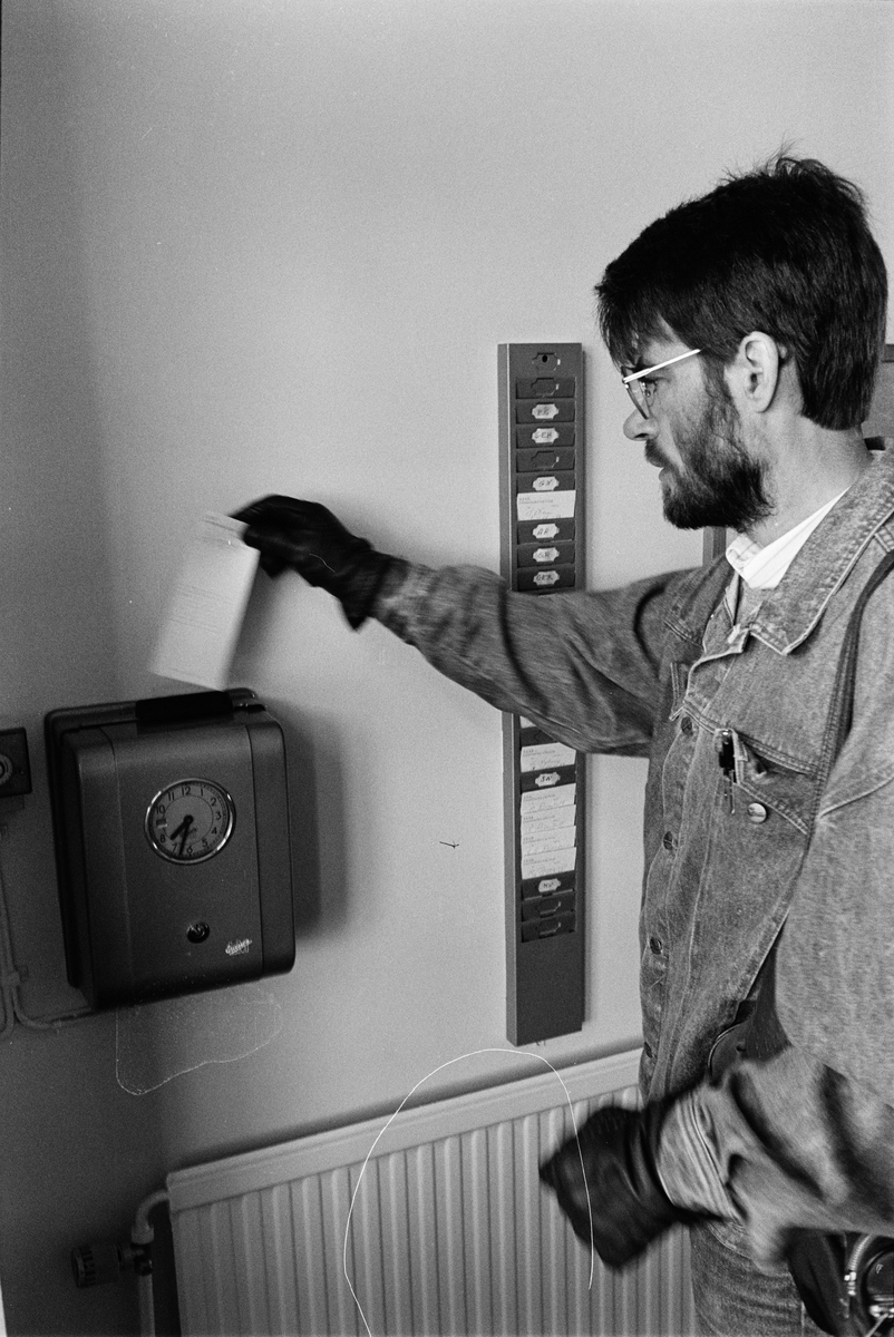 Gruvingenjör Bo Gustavsson stämplar in på arbetet på gruvkontoret, Dannemora Gruvor AB, Dannemora, Uppland augusti 1988