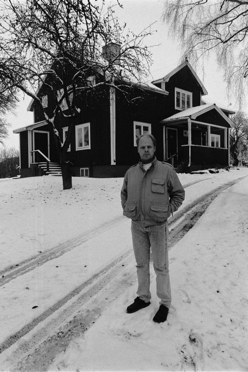 Jordbrukare Håkan Wallén framnför sin mangårdsbyggnad, Sävasta, Altuna, Uppland mars 1989
