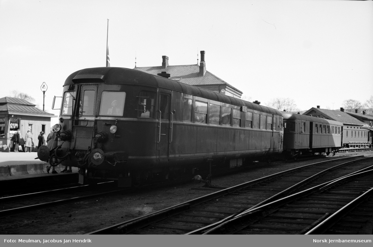 Dieselmotorvogn litra Cmdo 6 nr. 18251 (senere Bmdo 86 51) med persontog fra Drammen til Ål på Hønefoss stasjon.