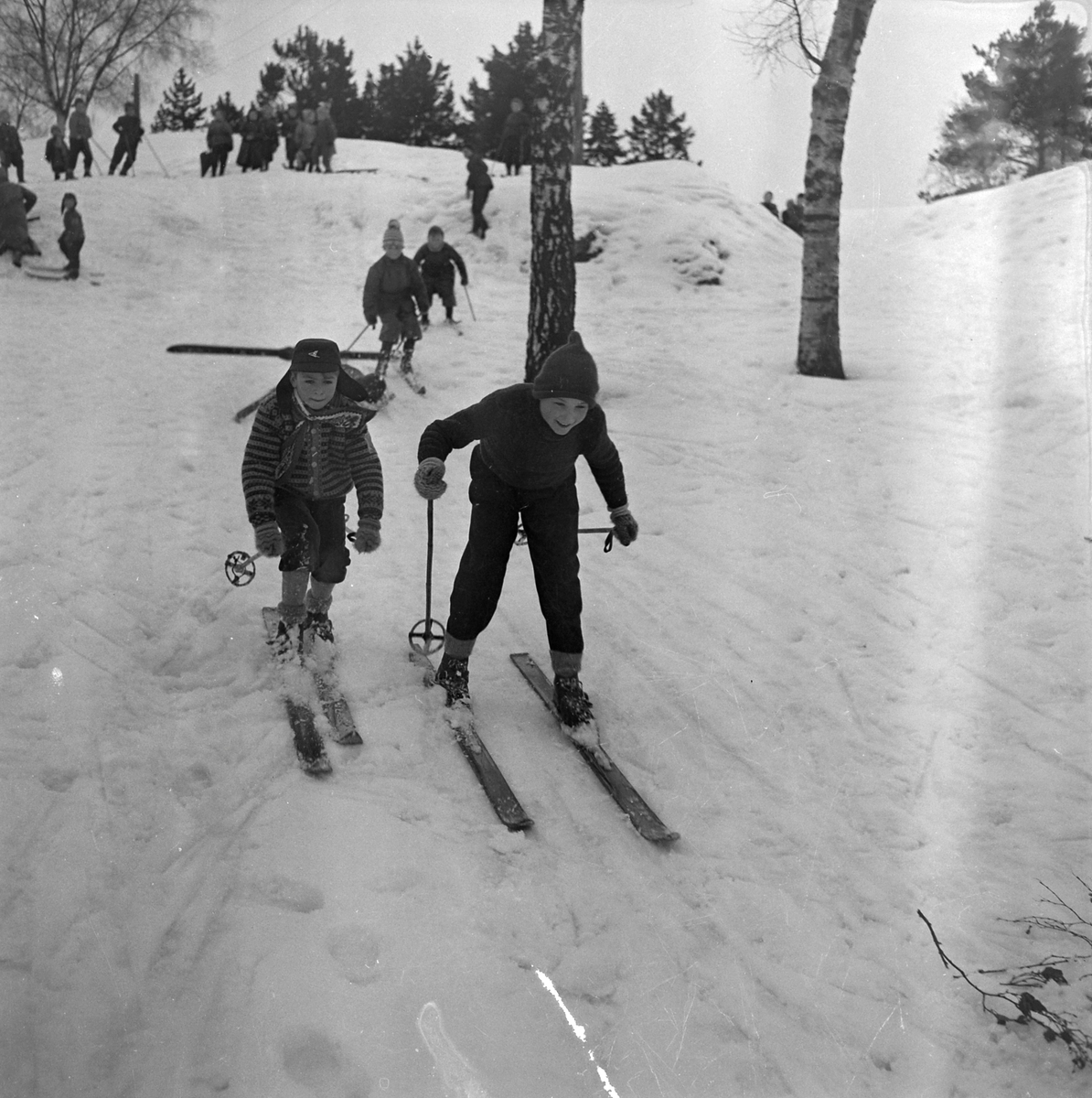 Barn som går på ski i Småbergan