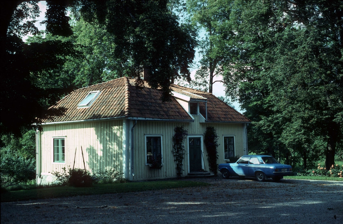 Den västra flygelbyggnaden vid Hacksta gård, Enköpings-Näs socken, Uppland 1981 - 1982