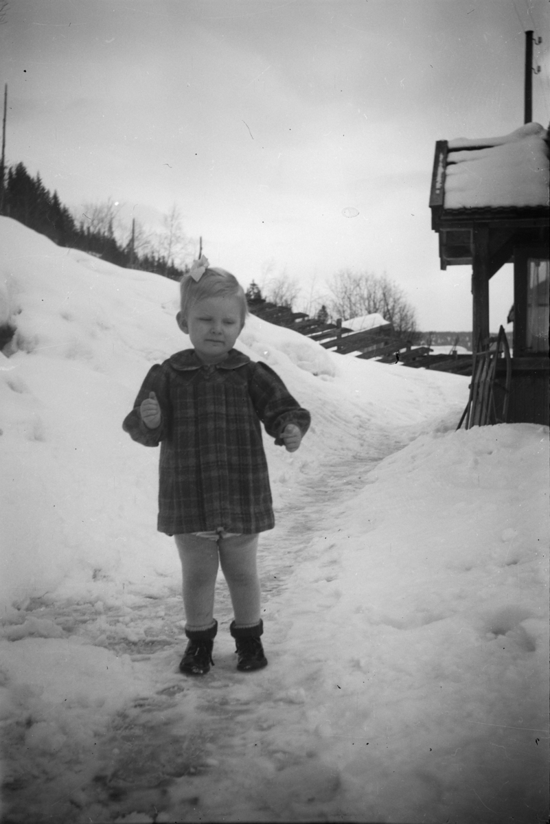 Portrett av liten jente ute i snøen