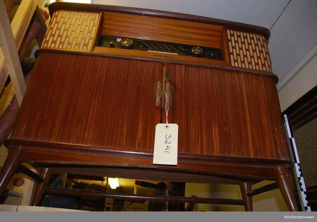 radioapparat, cabinet with sliding doors