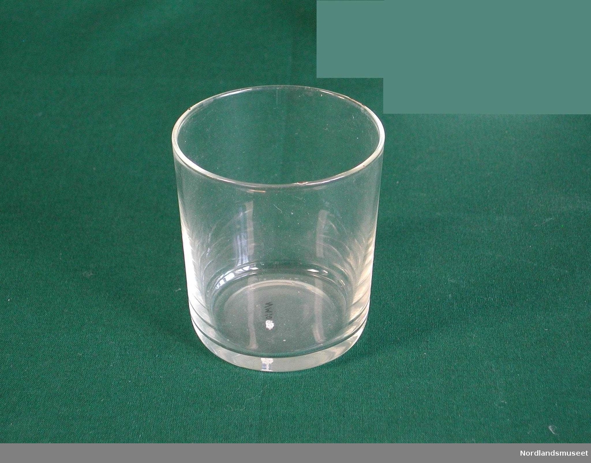 Form: Lav sylinder.
