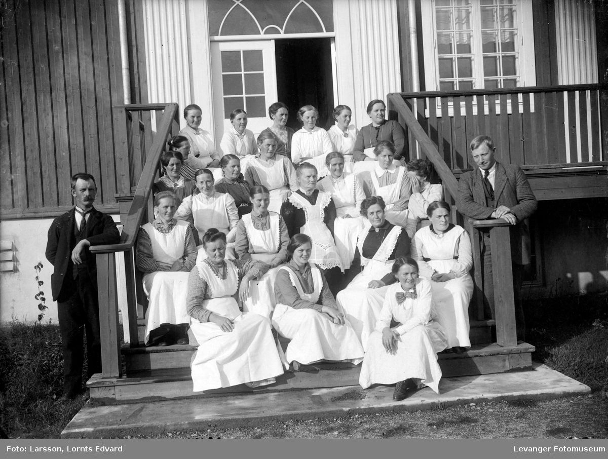 Gruppebilde fra Bakketun folkehøgskole, grønnsakskurs 1916, Verdal