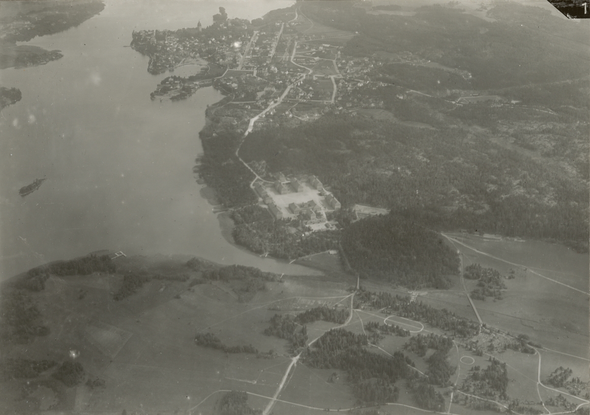 Flygfotografi över Strängnäs med Södermanlands regementets kasern.