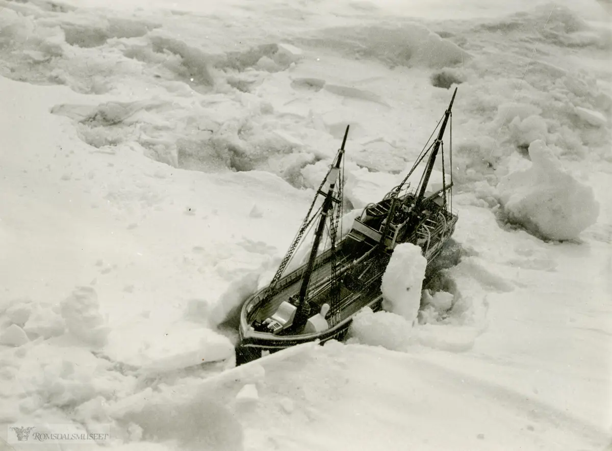 Modell av skipet Wyatt Earp. I januar 1935 stod Wyatt Earp fast i isen i Weddelhavet og kom seg ingen steder. Håpet om å få funnet et sted å få flydd var gitt opp og ekspedisjonen måtte nok en gang avbrytes. Den 17. januar var det så ille at mannskapet tok fram nødproviant og sjøsekker, og forberedte seg på å overvintre. Dagen etter løsnet isen og Wyatt Earp kunne sette baugen mot Sør-Amerika og Montevideo. Ellsworth-ekspedisjonen 1933-1935. Fra Magnus Johannessens fotoalbum. Magnus Johannessen fra Ålesund var med i mannskapet ombord i ekspedisjonsskipet Wyatt Earp (eks-Fanefjord) på de to første ekspedisjonsturene til Antarktis. Albumtekst: "Fast i pakkisen i Weddelhavet"