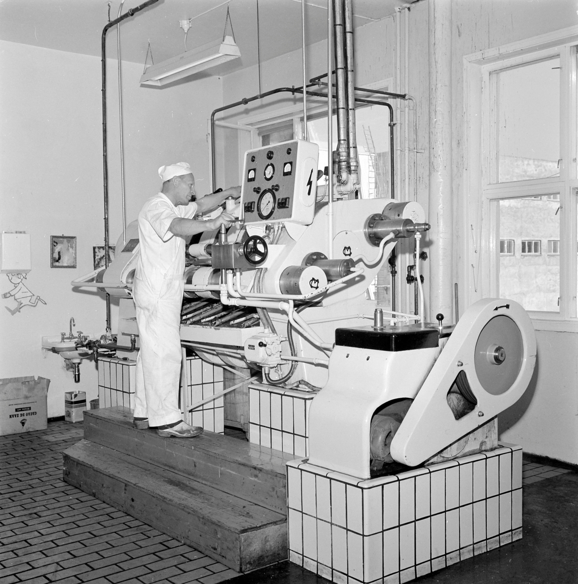 Nidar Chokoladefabrik A/S. Mann ved maskin