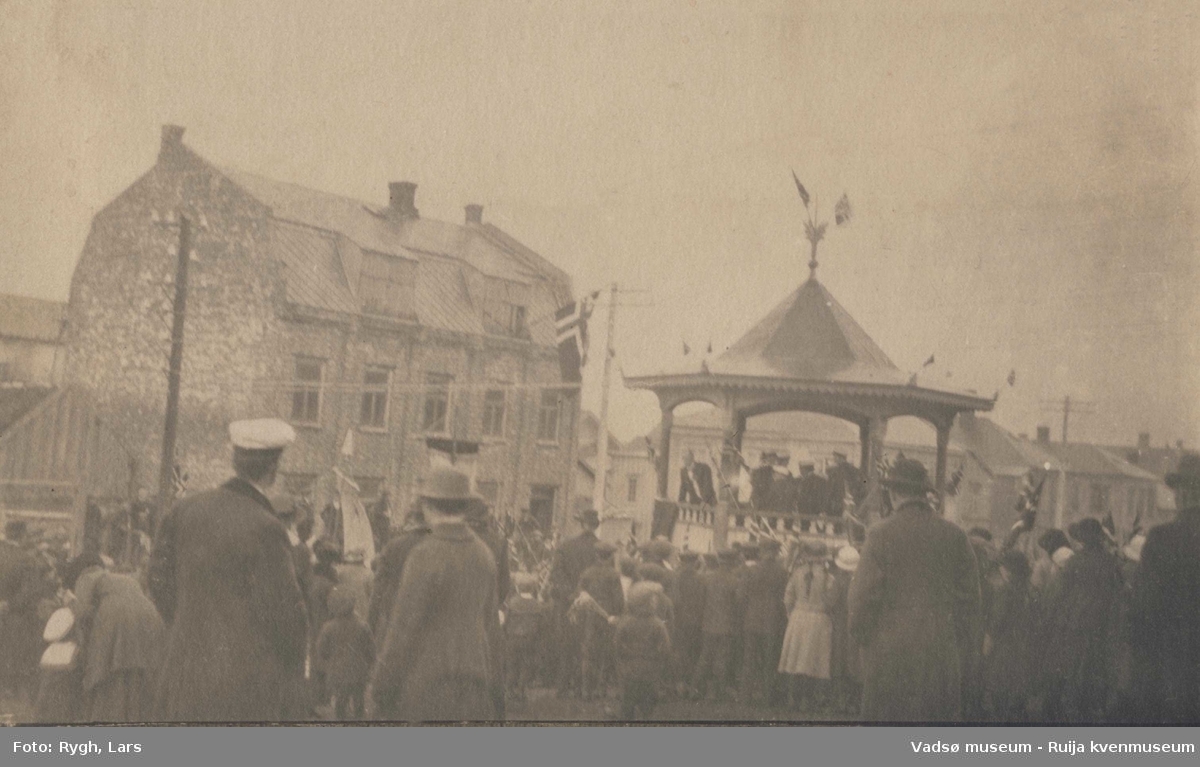 17. mai i Vadsø. Forsamling rundt paviljongen 1918.