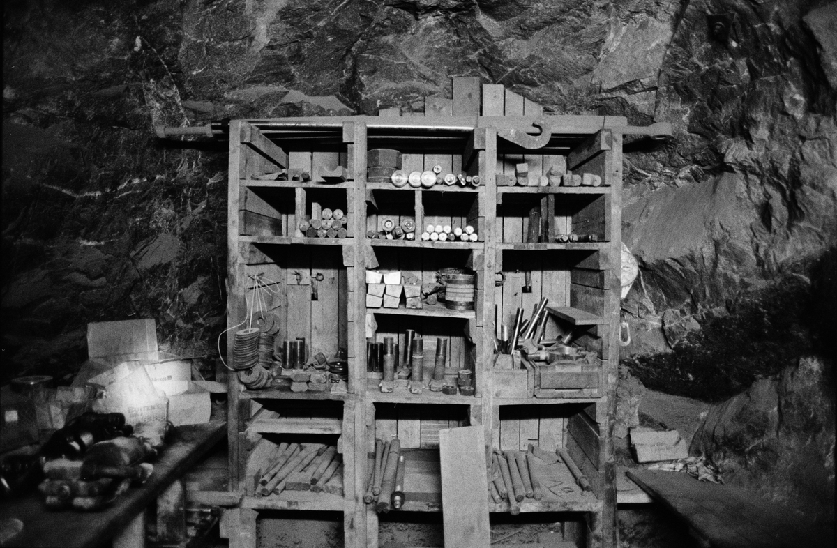 Förrådshylla i krossen, 510-metersnivån i gruvan under jord, Dannemora Gruvor AB, Dannemora, Uppland augusti 1991